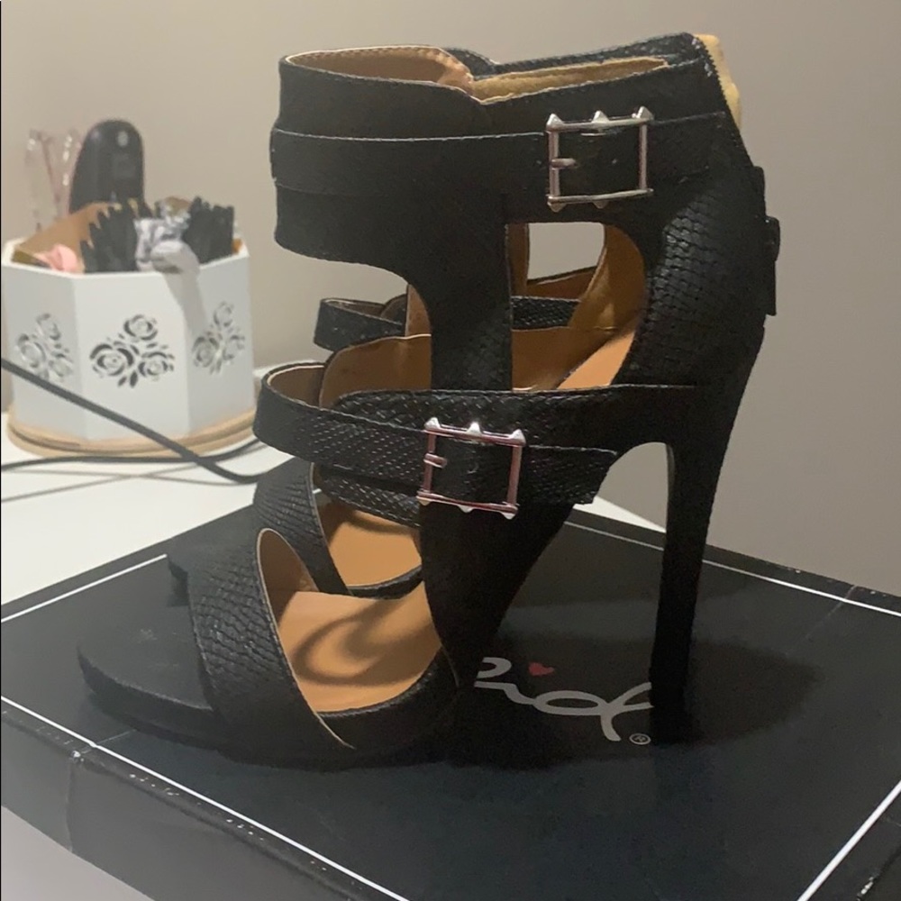 Buckled straps black heels